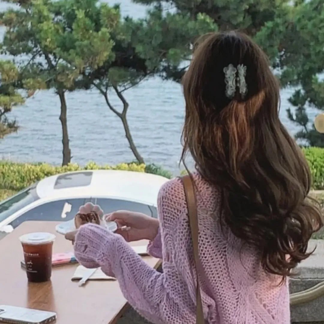 月亮在江边流淌